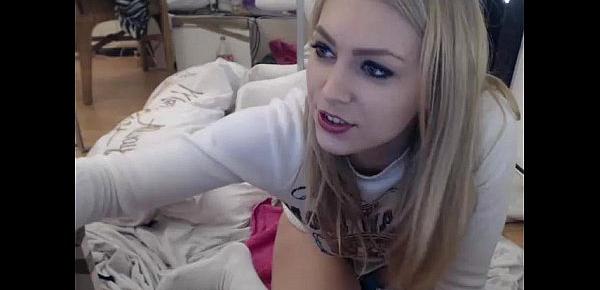  babe siswet19 fingering herself on live webcam